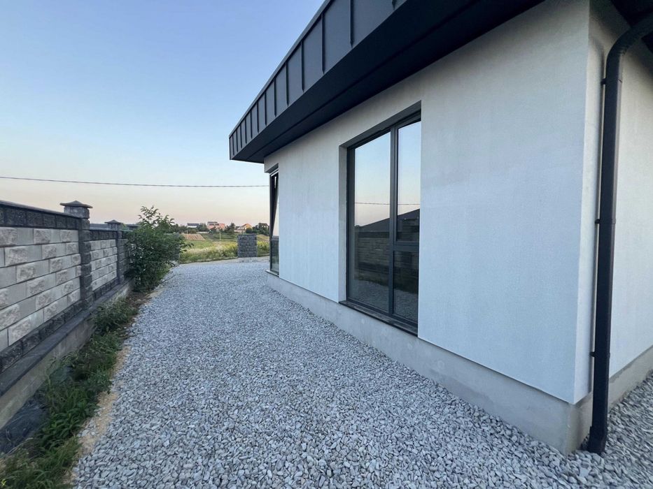 Продам котедж в районі Тинного