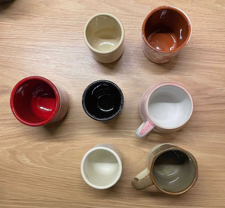 Portugalska ceramika – filiżanki i kubki, różne kolory