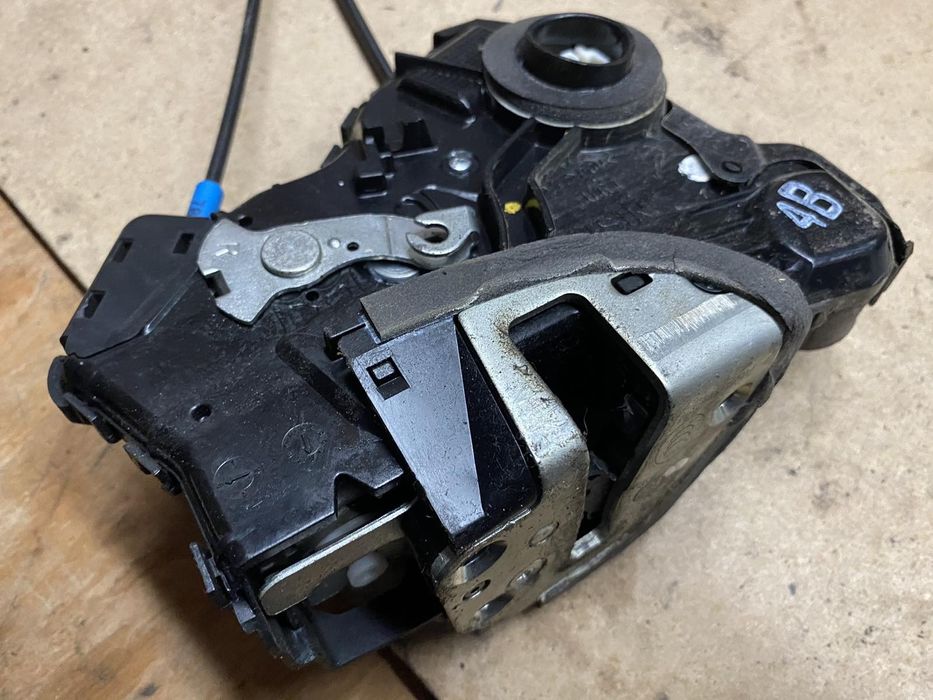 Правий передній замок для Toyota Avensis, Camry, Auris, Verso