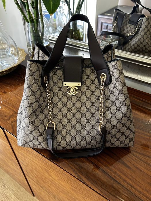 Mala shopper grande com padrão monograma e alças em corrente dourada
