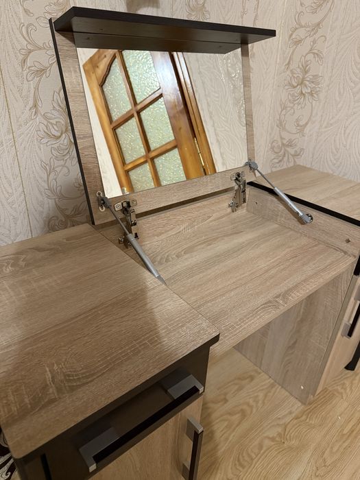 Туалетний столик