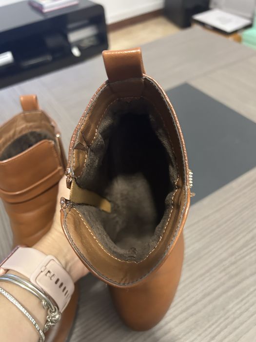 Botins castanhos claro com salto