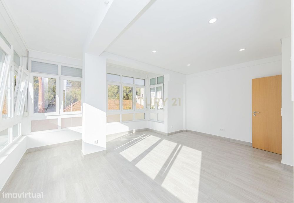 T2 Totalmente Remodelado | Dafundo – Cruz Quebrada | 80 M² | Elevador