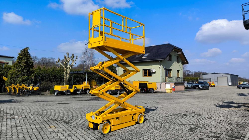 Elektryczny podnośnik nożycowy HAULOTTE Compact 8 Rok produkcji 2011