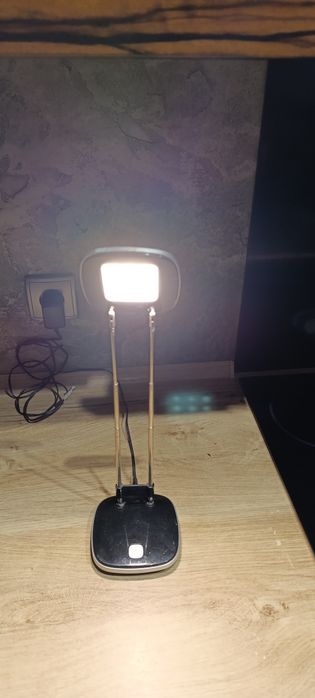 Lampka biurkowa regulowana.