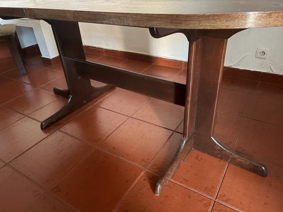 Mesa de jantar de madeira com 6 cadeiras