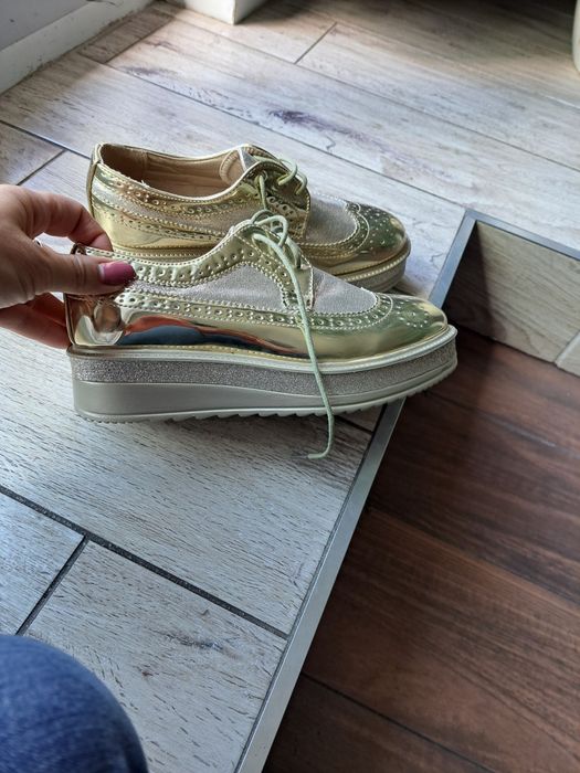 Sprzedam nowe zlote mokasyny