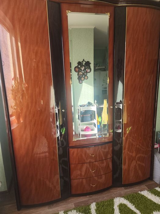 Шкаф 3-дверный глянец с зеркалом — отличное состояние