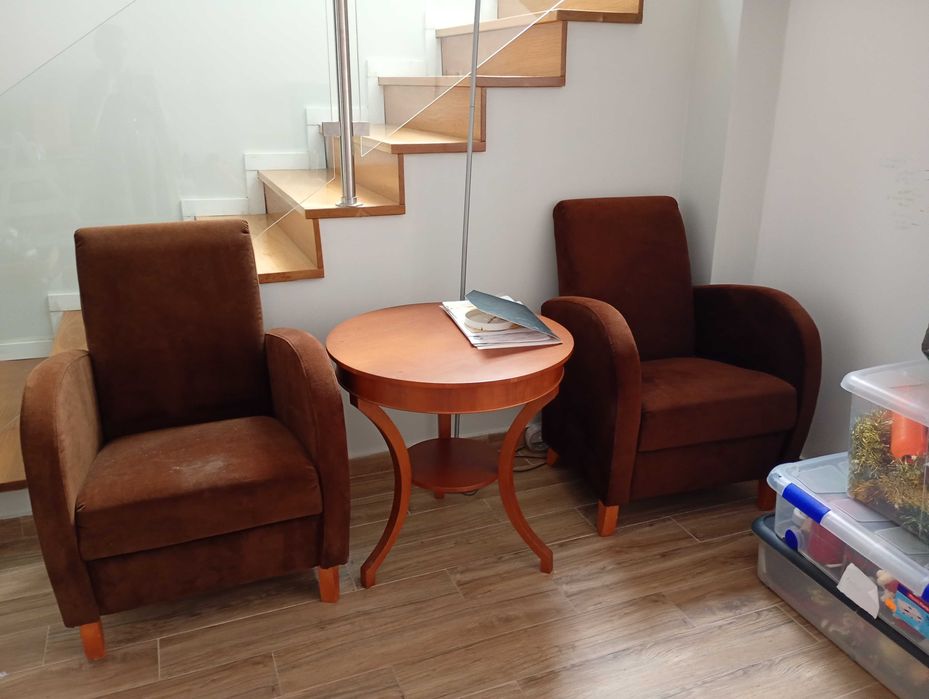 Conjunto poltronas e mesa apoio