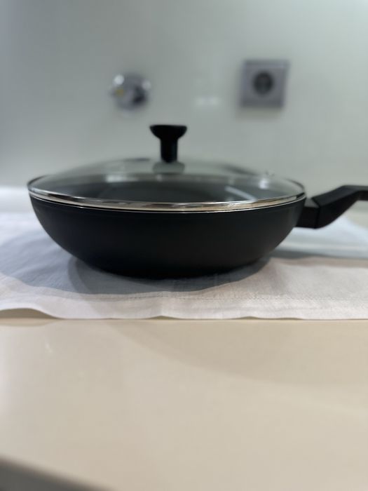 Wok 28 cms com tampa de vidro. Novo