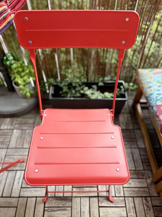 Czerwony komplet balkonowy Ikea Sundso okrągły stolik & 2 krzesła