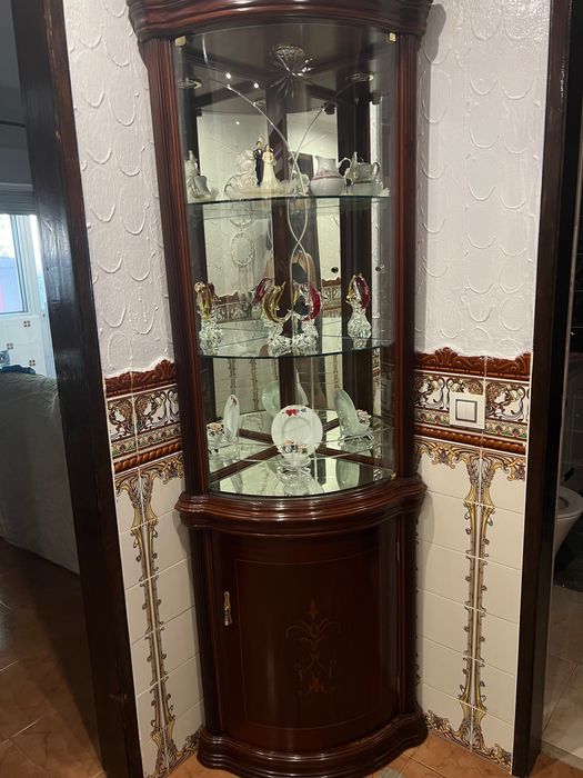 Cristaleira/Vitrine de Canto em Madeira com Espelho e Iluminação