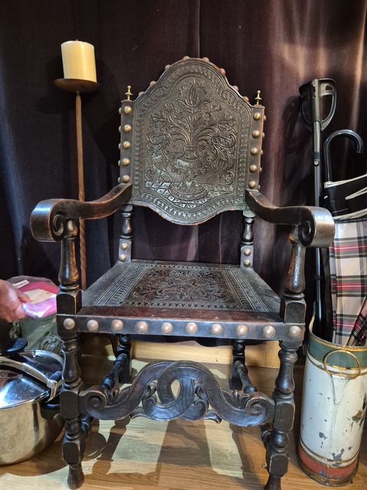 Cadeira antiga com braços em madeira entalhada e couro repuxado – preg