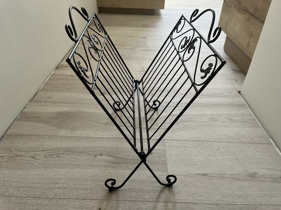 Stylowy, metalowy gazetnik w stylu retro / vintage