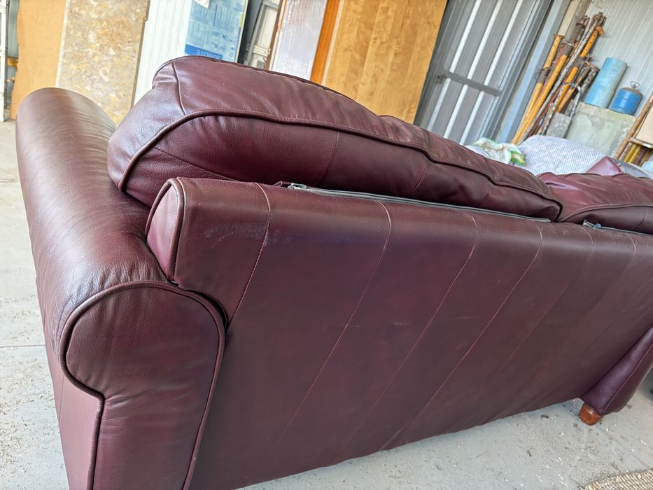 Sofá em pele com 2 metros x 95 cm