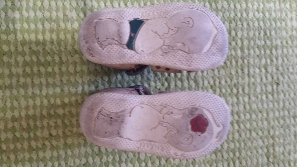 Sandálias menina, marca Kickers, tamanho 20, camel e prateado