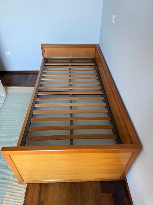 Cama de solteiro + 2 colchões + 2 estrados em excelente estado