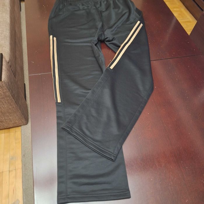 Męskie spodnie dresowe adidas XL nowe ze złotymi lampasami