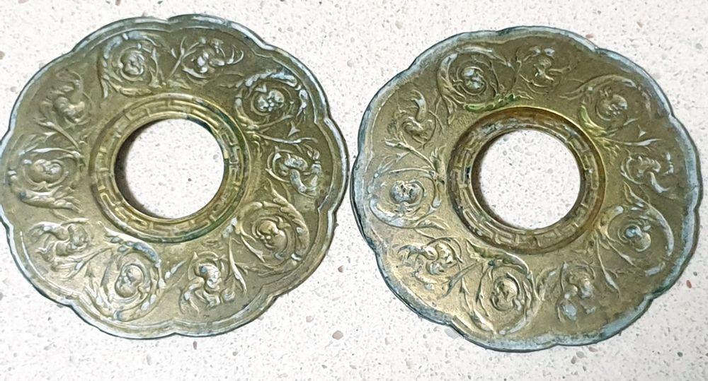 Par de antigos bobeches de lustre em latão dourado