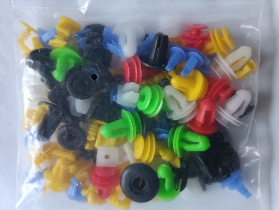 Кліпси автомобільні.