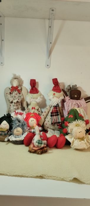 Bonecas de pano feitas a mão.