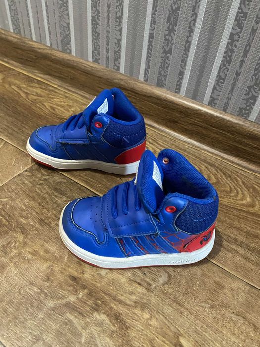 кросівки adidas marvel