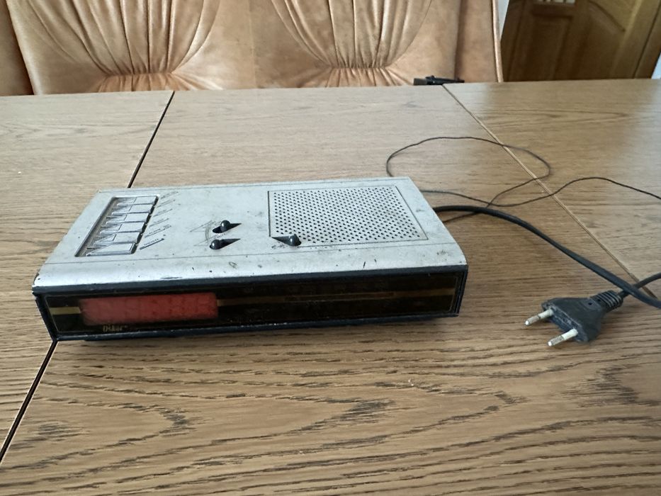 Електронний годинник-радіоприймач