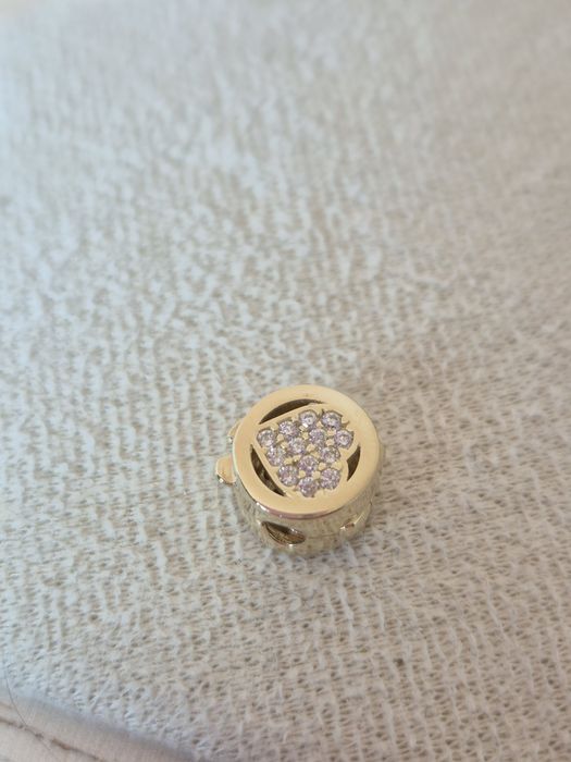 Złoty charms stoper okrągły z białymi cyrkoniami 585