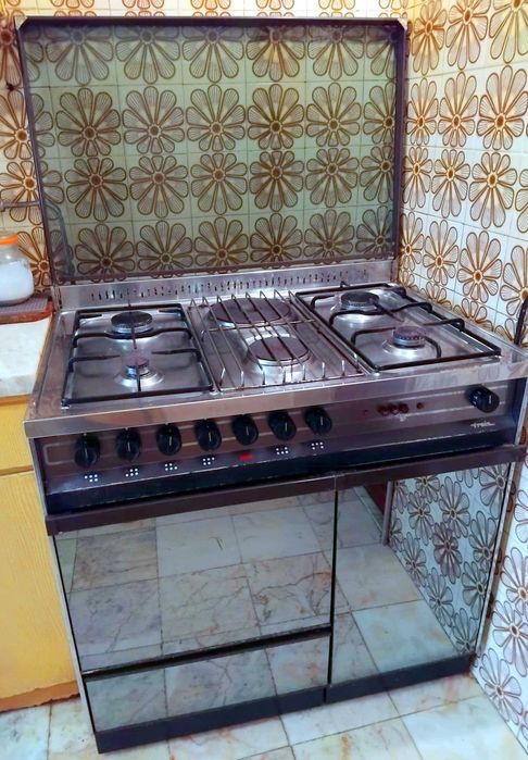 Fogão a gás e eléctrico. 6 bicos. bom estado.