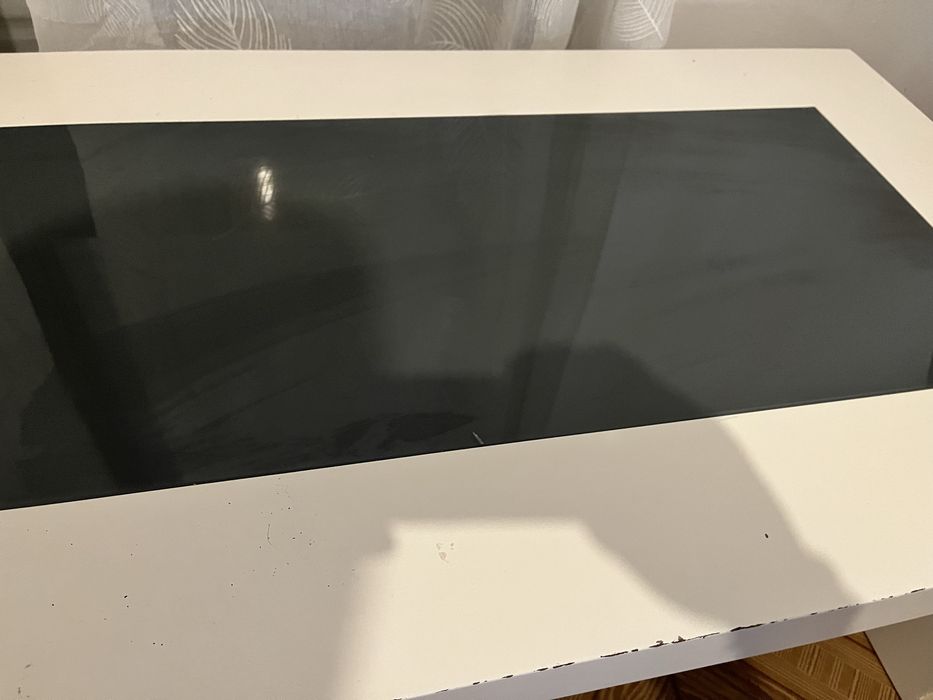 Mesa de centro branca e cinza