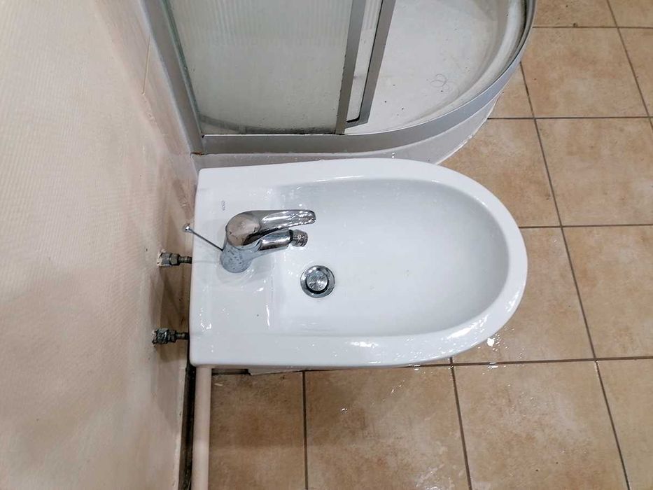 Bidet z baterią koło