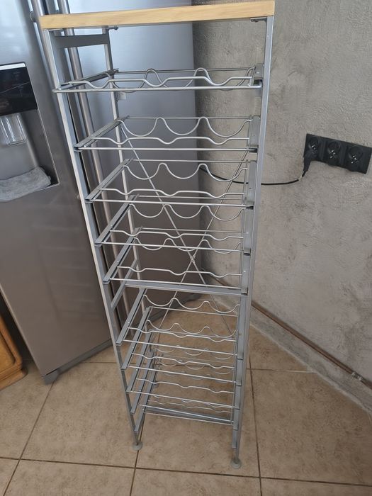 Regał metalowy na wino