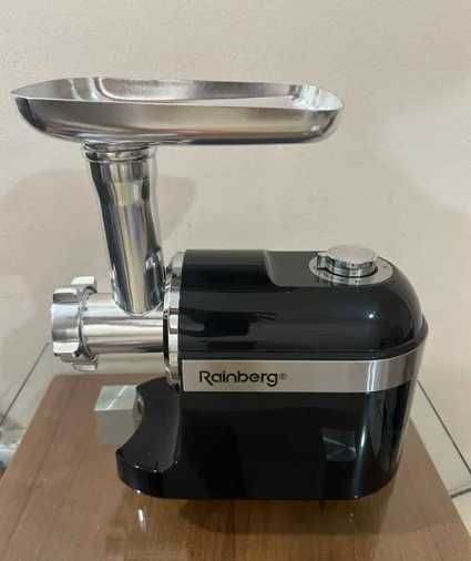 Мясорубка с соковыжималкой для томатов и шинковками 3 в 1