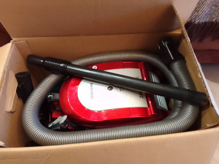 Пилосос контейнерного ого типу Samung sc6590 в робочому стані.