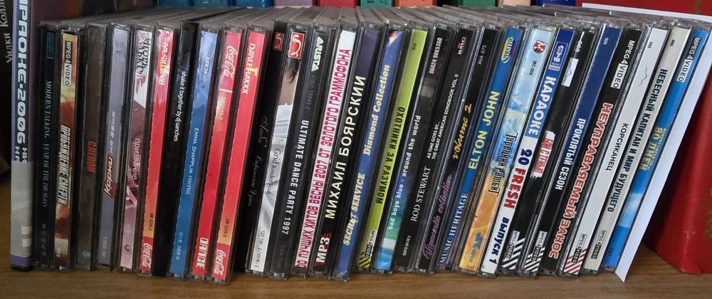 DVD та CD диски з фільмами та мультфільмами