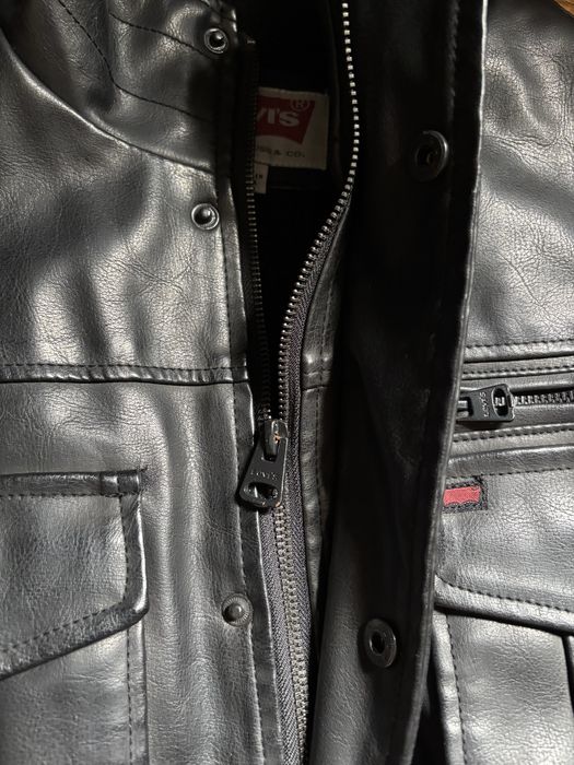 Кожанка Levis.