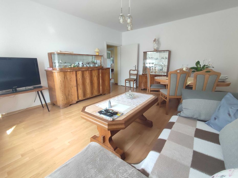 Duży dom z lat 70 tych, oddalony od głównej drogi, do zamieszkania.