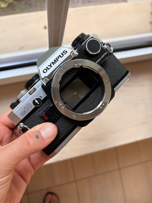 Olympus OM 10 c/ Zuiko 50mm f1.8 c/ adaptador shutter - câmara analógica