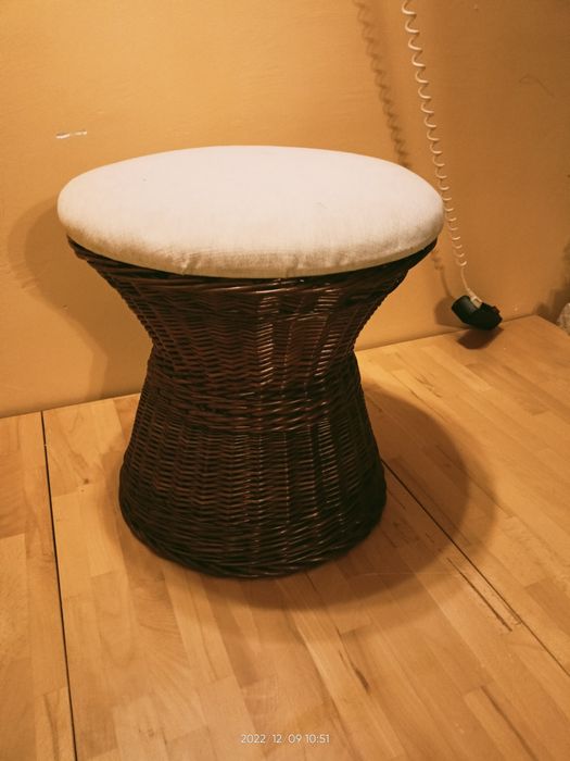 Siedzisko,kosz rattanowy.