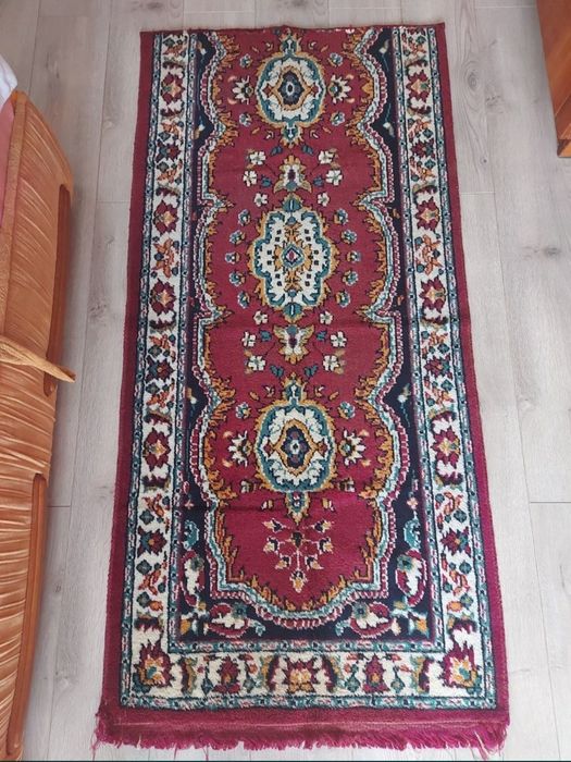 Ковер, доріжка, журнальний столик, стілець.