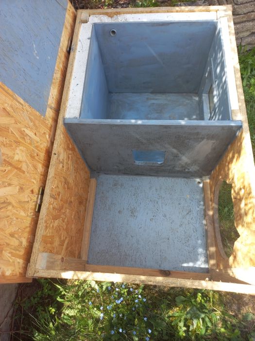 Duża buda dla psa lub kota lub razem.