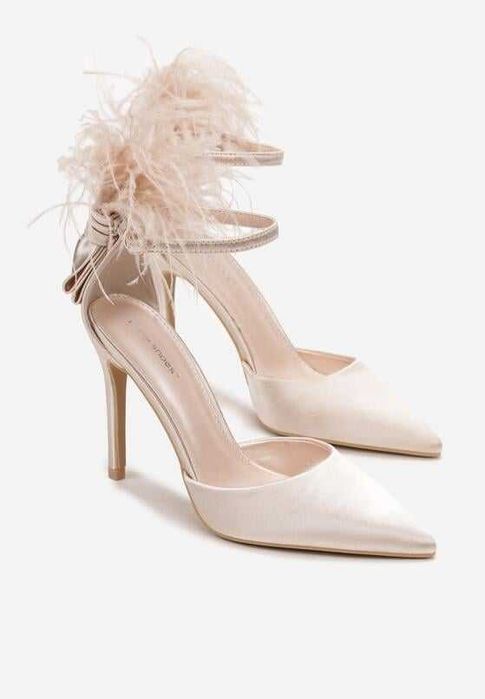 Beżowe sandały, szpilki wieczorowe zdobione piórami rozmiar 39