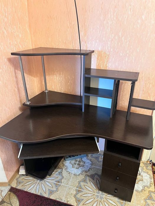 Продам кутовий комп’ютерний стіл з надбудовою та шухлядами
