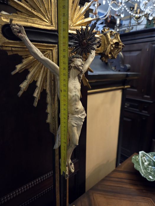 Rico crucifixo com cristo em madeira