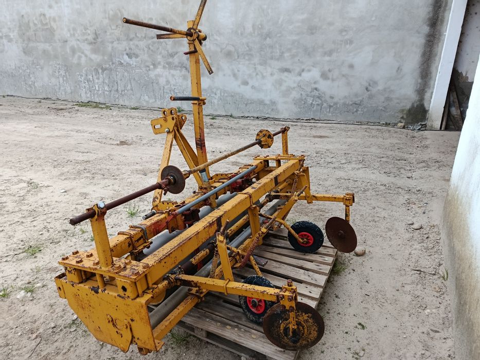 Máquina de espalhar plástico