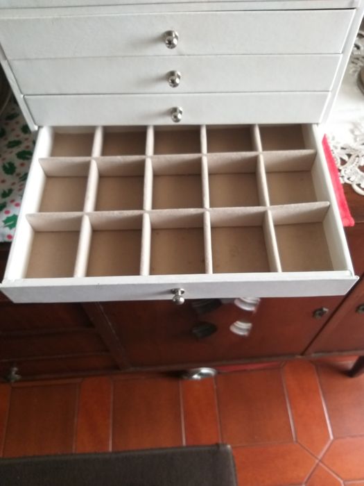 Guarda jóias branco como novo  impecável.