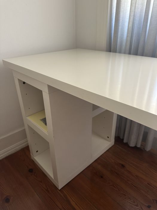 Secretária branca com módulo do IKEA