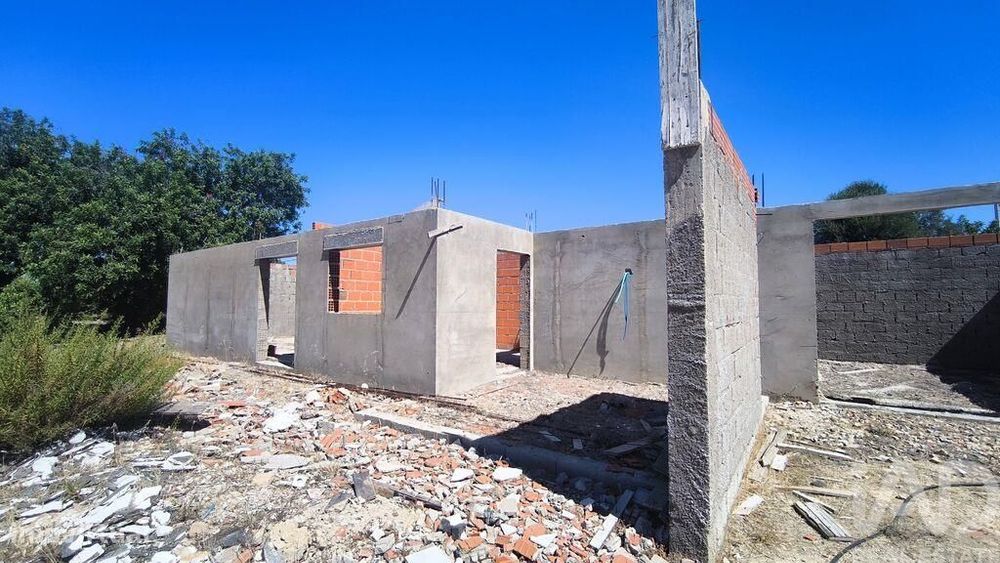 Terreno T4 em Quelfes de 223,00 m2
