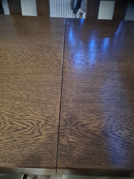 Stół drewniany z krzesłami