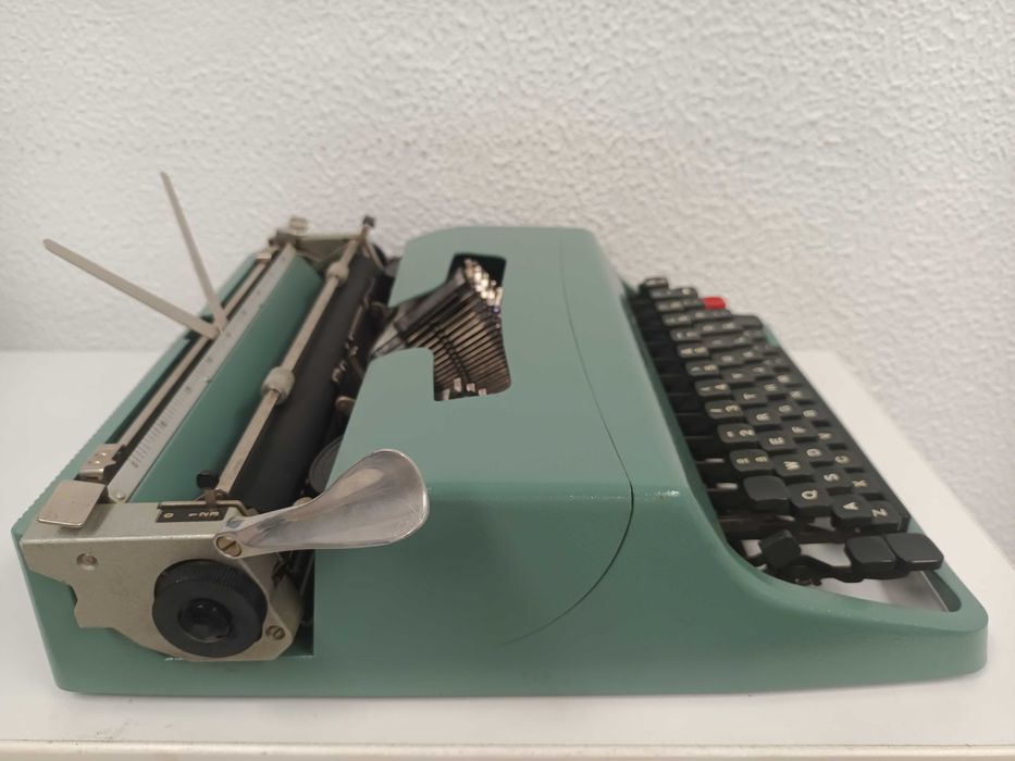 Máquina de escrever Olivetti Lettera 32